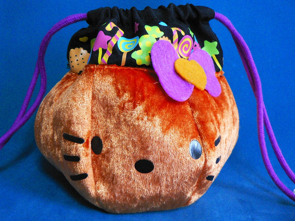 ハローキティお菓子ポーチキティがイラストの中で持っているかぼちゃバッグを立体化しています 伊川茂樹